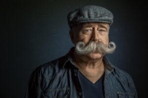 期末賞与の支給日について、在籍条件が男性に与える影響は？