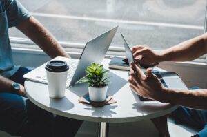 年度末に在職中の現職で同僚にバレない営業のコツは？