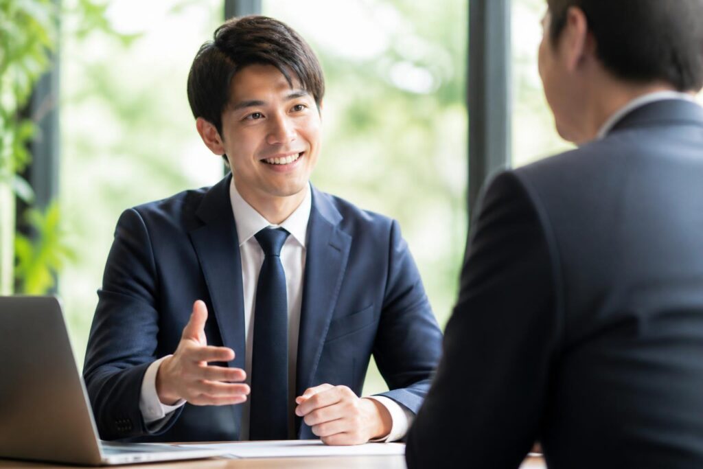 営業担当が年度末に退職するときの顧客への挨拶方法は？
